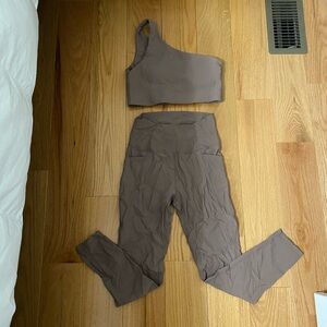 Wilo matching set bra with removable pads and leggings only worn twice